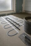 Укладка нагревательного кабельного мата в слой плиточного клея с датчиком в гофре