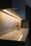 Подшкафная подсветка кухни: тёплая LED-лента 3000K в алюминиевом профиле с рассеивателем, ровная линия света без “точек” на фартуке/столешнице.