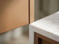 крупный план кухонного фасада МДФ soft-touch в тёплом бежевом тоне, фурнитура push-to-open, столешница из кварца